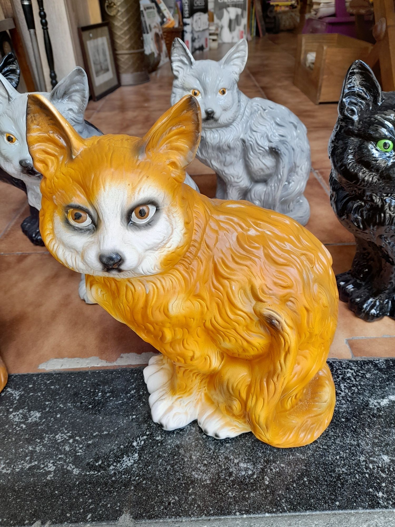 Gatos de louça e cão Doberman - novos super fofinhos em barro