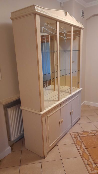 Kredens z lustrzana tylna sciana