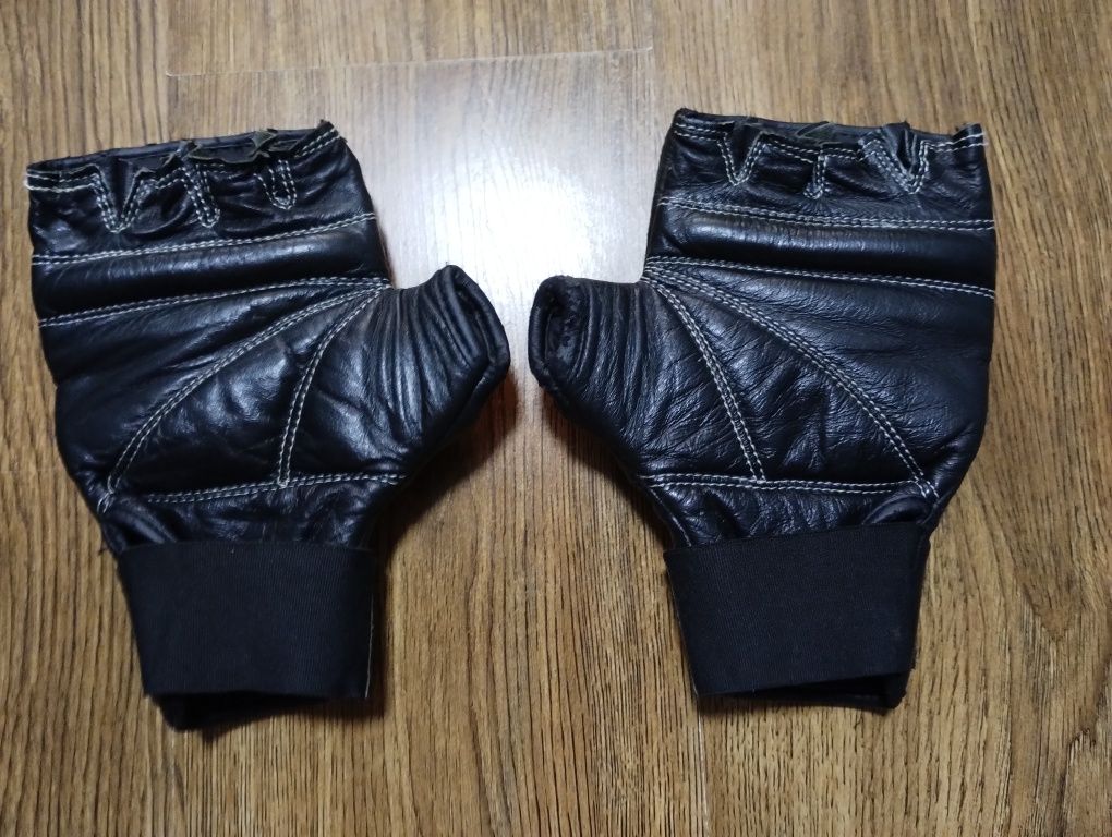 Продам боксерську грушу BOXER з кріпленням