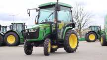 John Deere 3038E  John Deere 3038E Kompaktowy ciągnik z kabiną.
