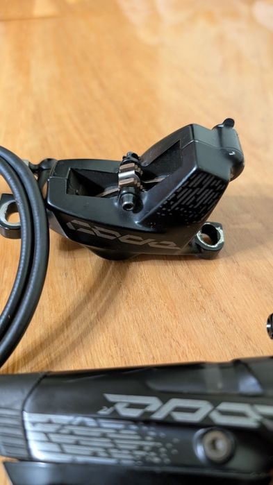 Передній тормоз sram code r