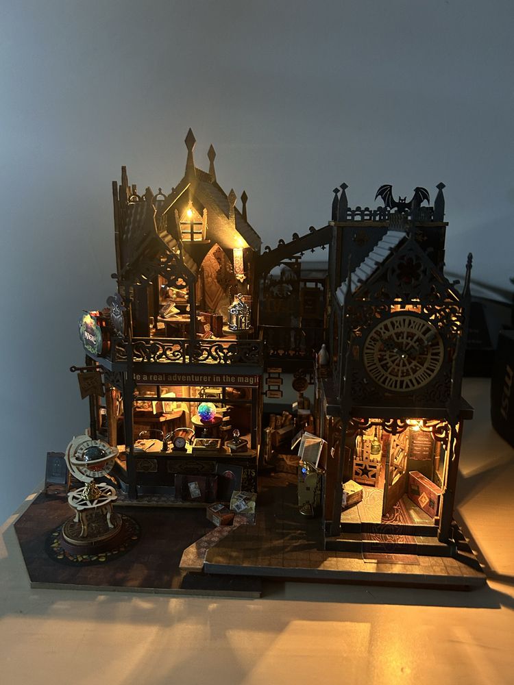 Miniatura Loja Mágica com Iluminação - Feita à mão
