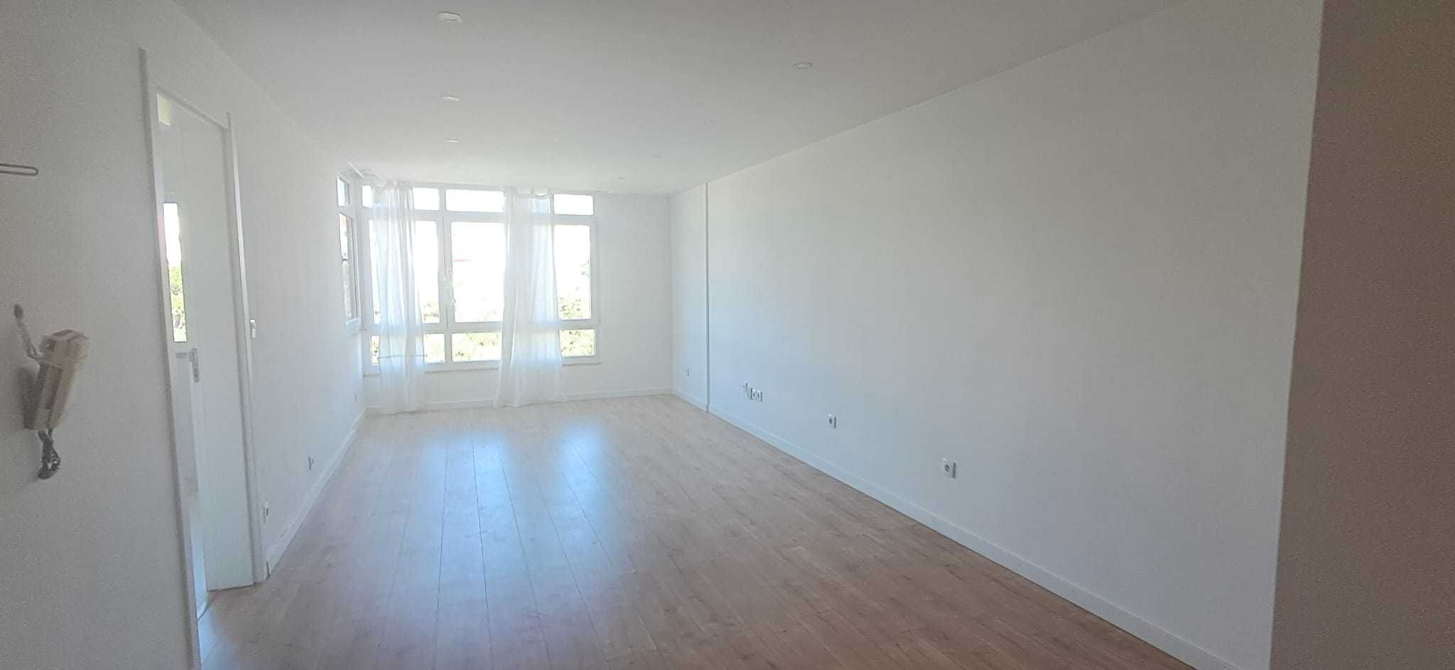 T2 totalmente renovado, com vista mar, em Paço de Arcos