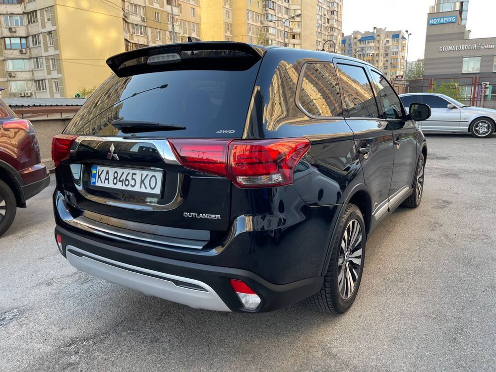 Mitsubishi Outlander 2.4 7мест 2019 год