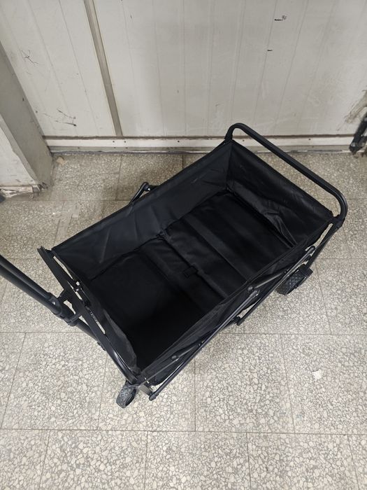 Czarny wozek transportowy na zakupy działkę dla dzieci