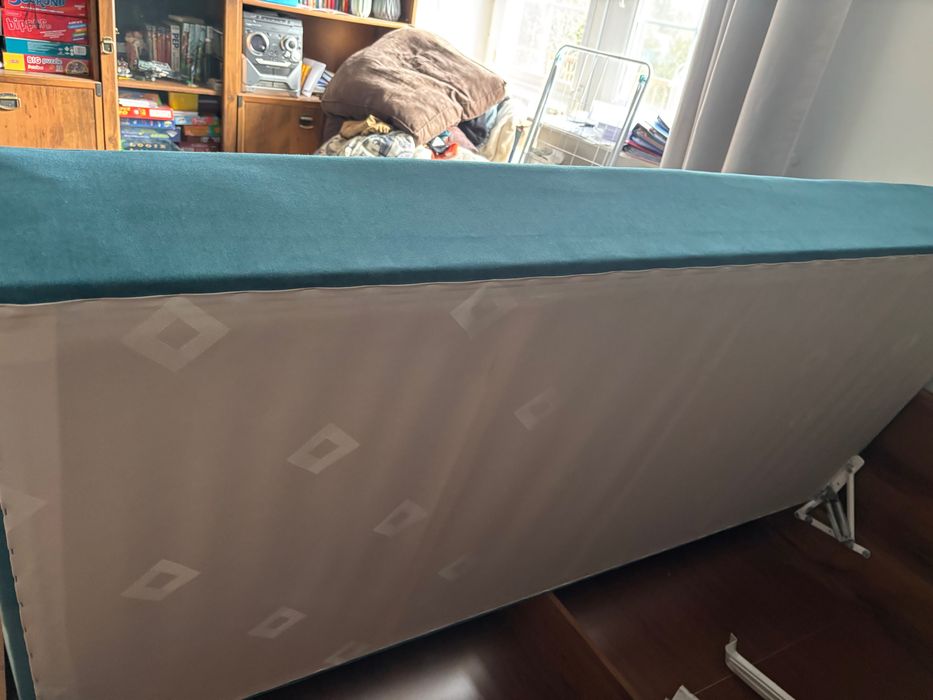 Tapczan jednoosobowy ze schowkiem na pościel