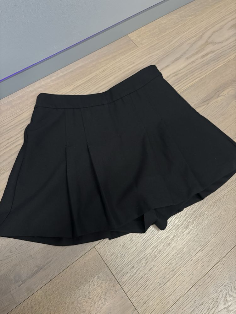 Чорна спідниця Zara S з шортами