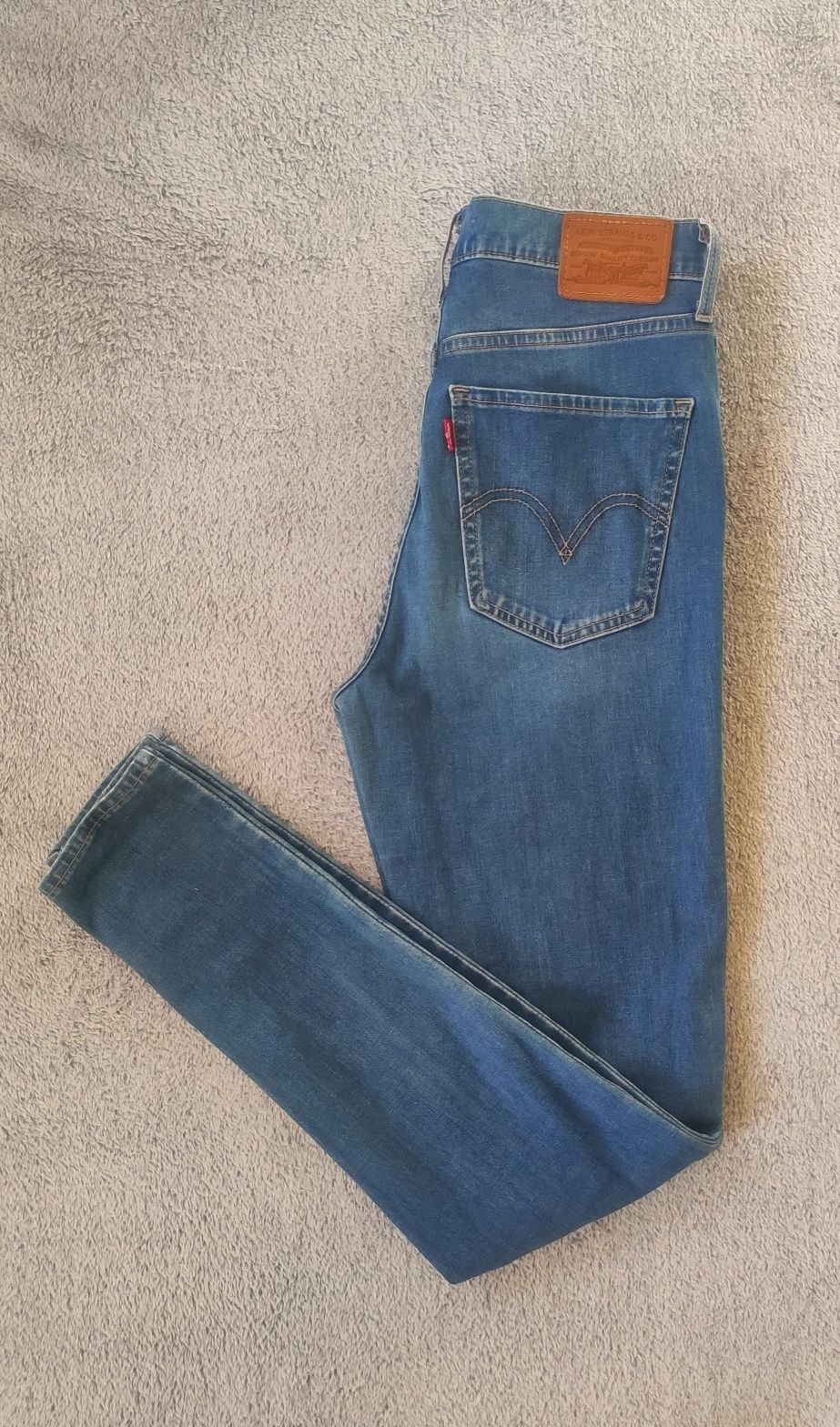 Jeansy rurki z bardzo wysokim stanem Levi’s Mile High Skinny W27