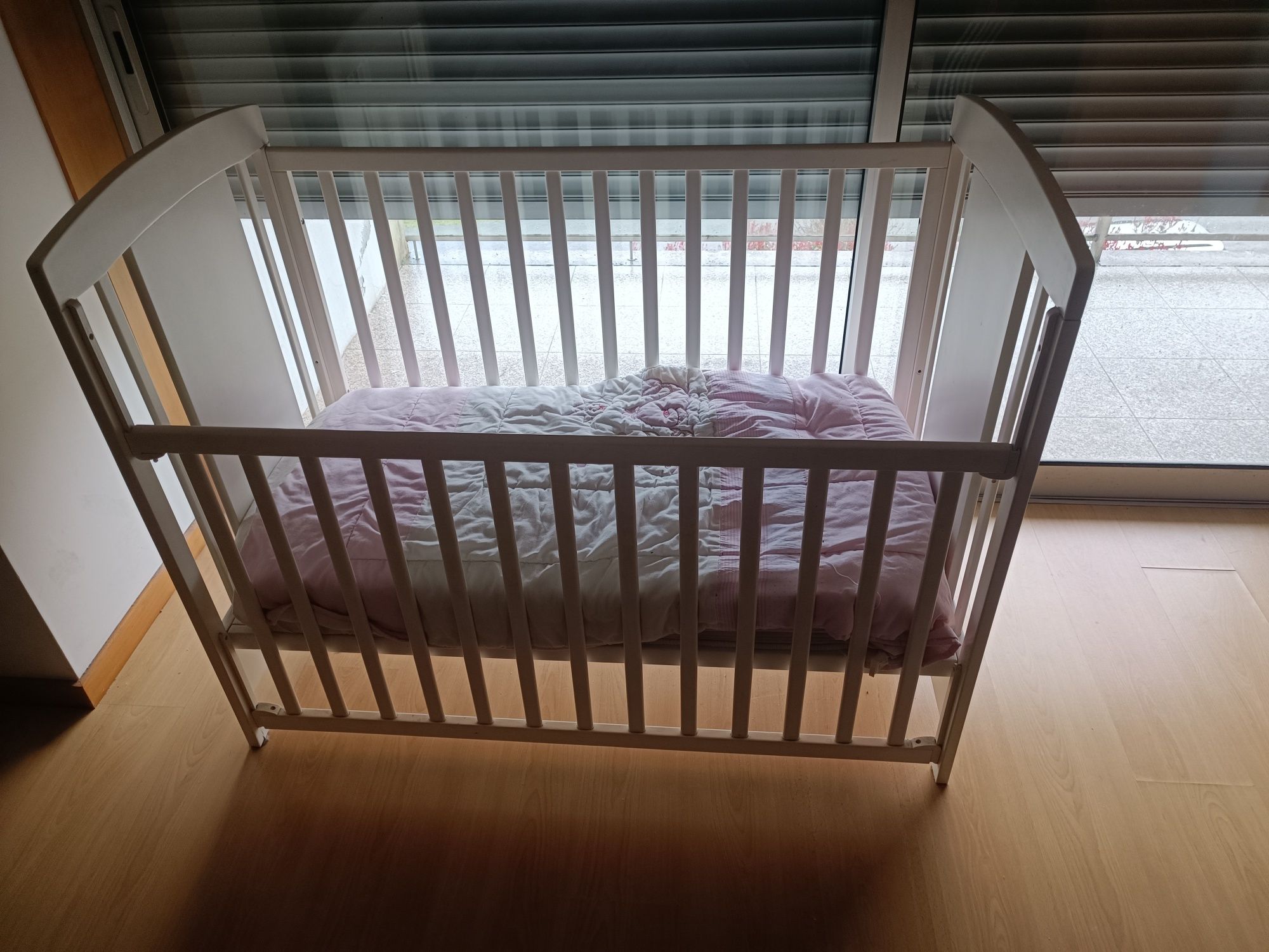 Cama de bebé com colchão