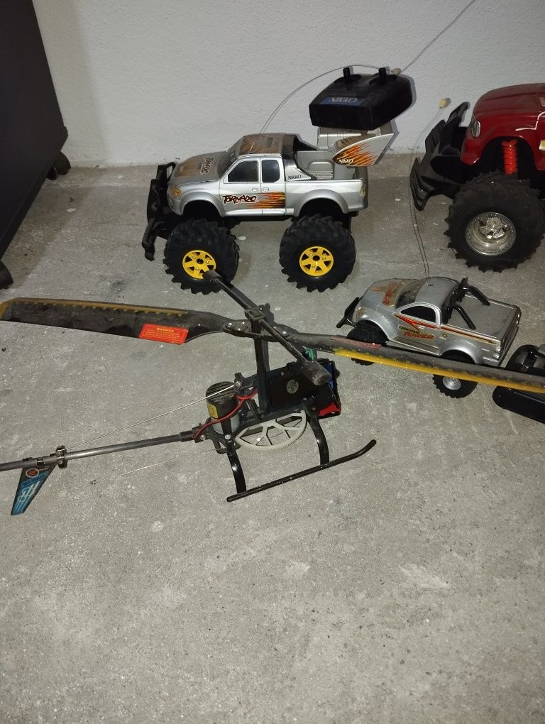 Lote de carros telecomandados + helicóptero