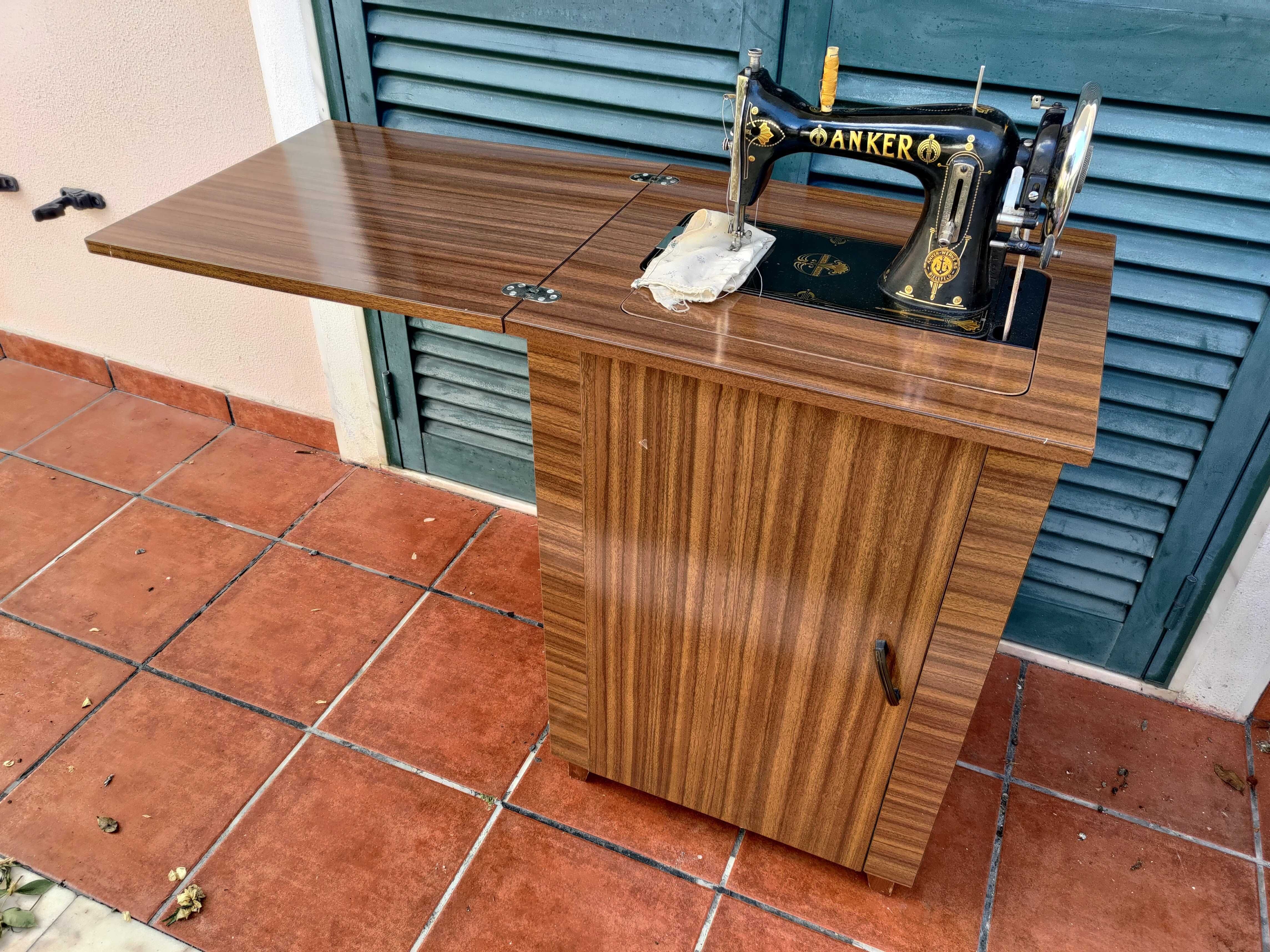 ANKER Máquina de Costura Antiga com Móvel (em Bom Estado)