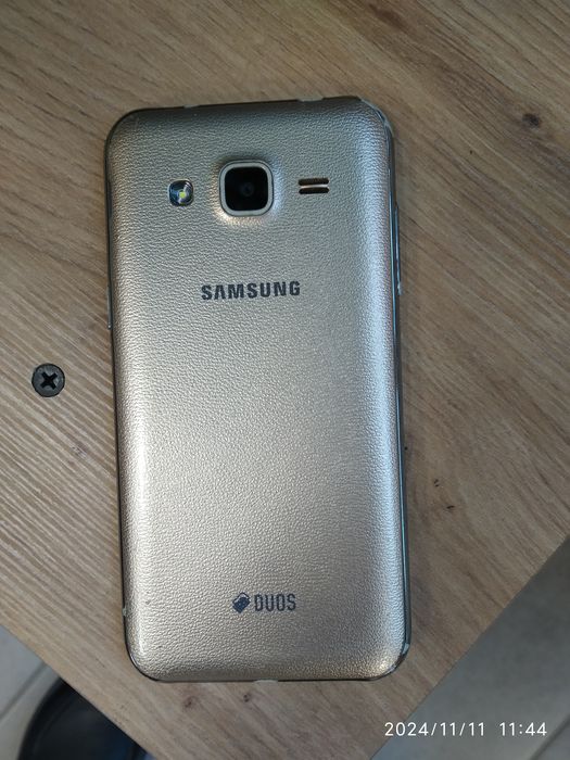 Продам SAMSUNG J2 як на фото. Не Курочений!