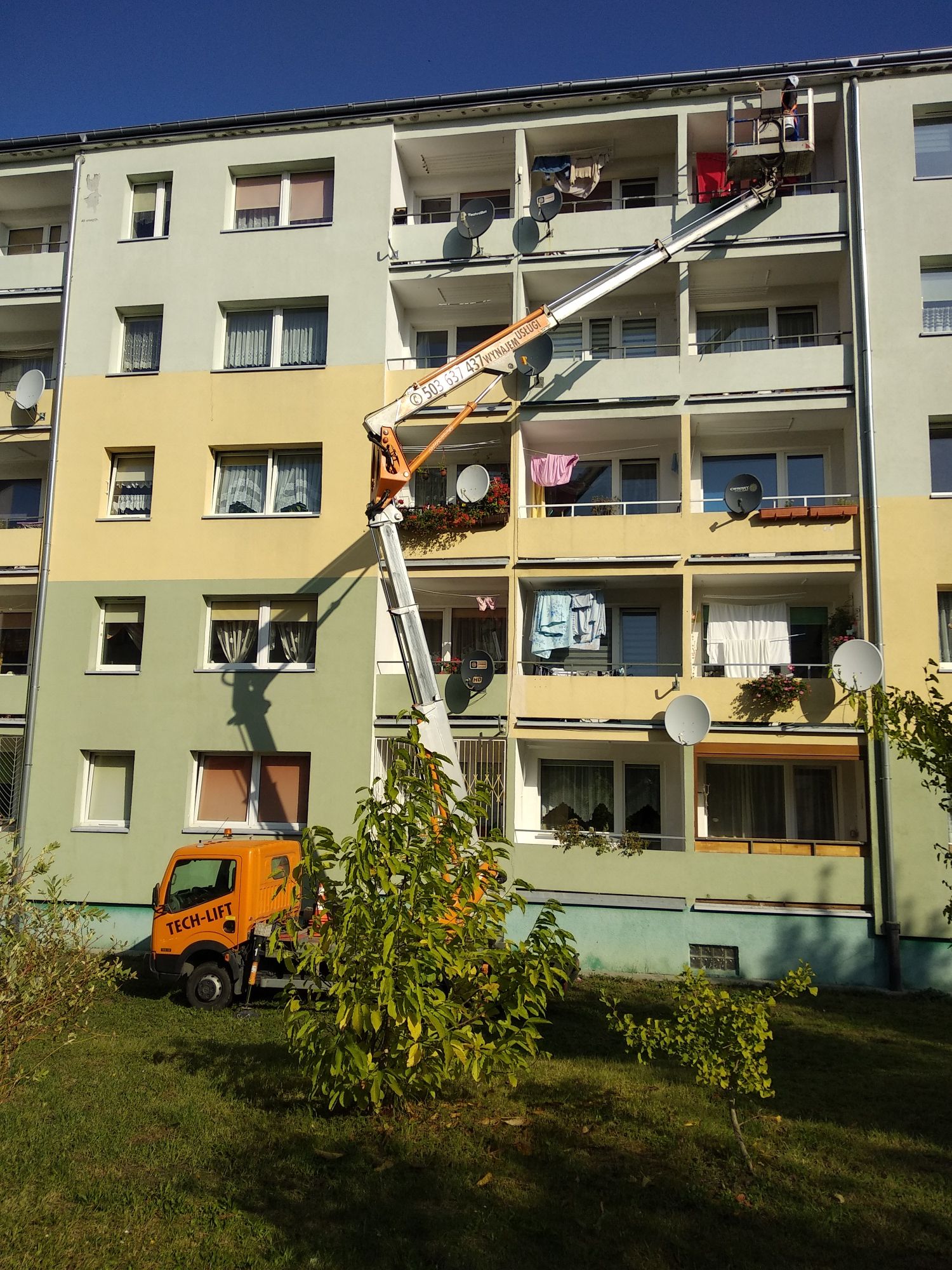 PODNOŚNIK KOSZOWY wynajem Mycie elewacji Malowanie Wycinka Drzew