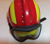 Capacete de segurança vermelho usado para bombeiro, escalagem