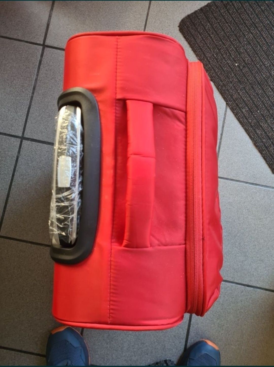 Nowa Walizka Airport duże 4 kółka 55x35x20cm zamek kod red