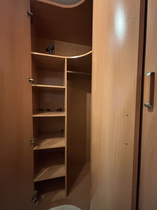 Roupeiro de canto em madeira