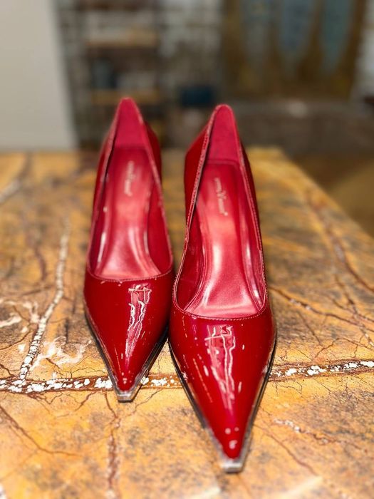 Класичні туфлі на підборах.