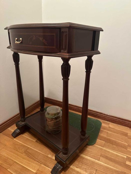 Mesa pequena impecável