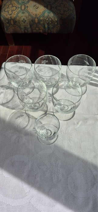 Conjunto de copos de vidro muito antigos