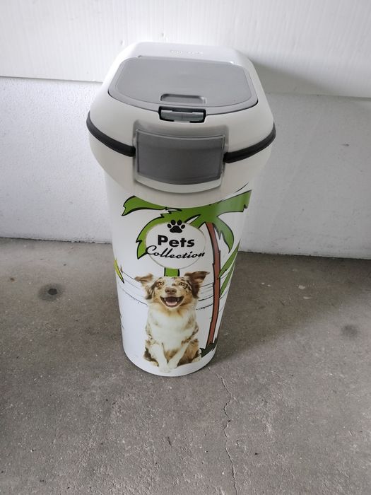 Reservatório para comida de cão