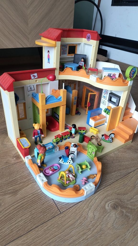 Playmobile dwa zestawy Przedszkole 5567 plus żłobek