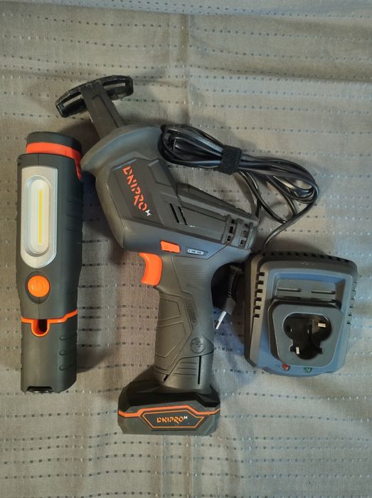 Шабельна пила + акумуляторний ліхтар ( DNIPRO M )