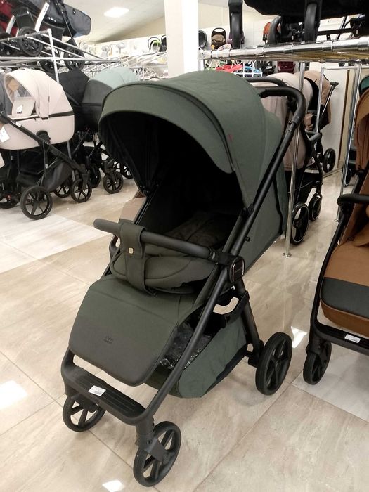 Прогулянкова коляска Carrello Bravo Carbon з LED підсвіткою