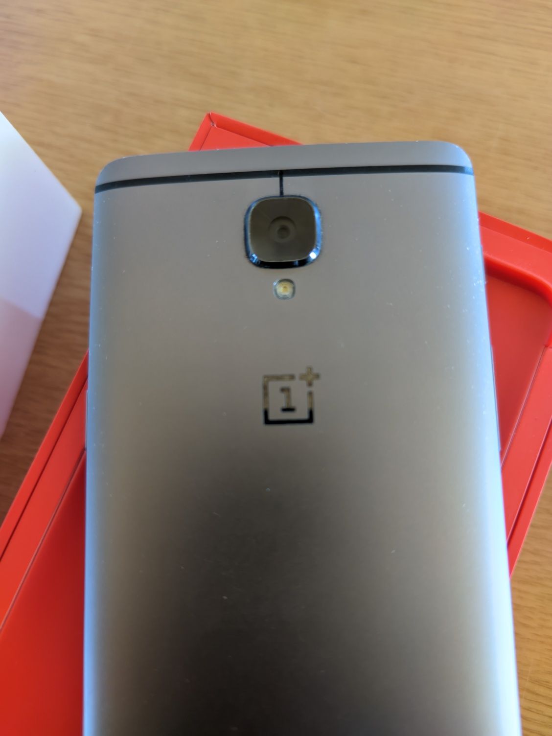 OnePlus 3t com caixa, carregador, película e capa