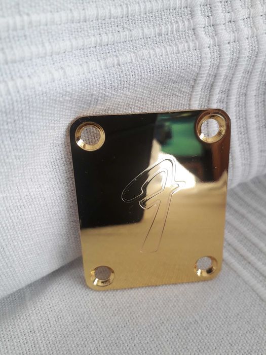 Płytka, neck plate do montażu gryfu gitary z logo Fender, kolor złoty