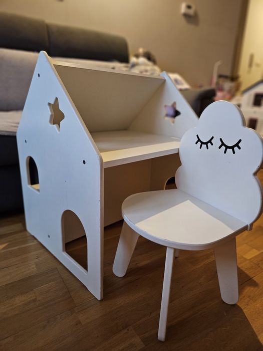 Domek - stolik edukacyjny z tablica kredową i półkami wraz z krzesełki