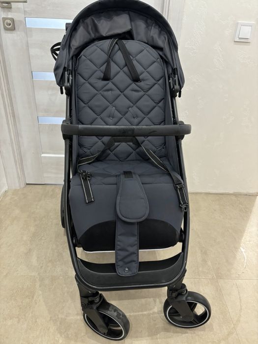 Прогулочна коляска