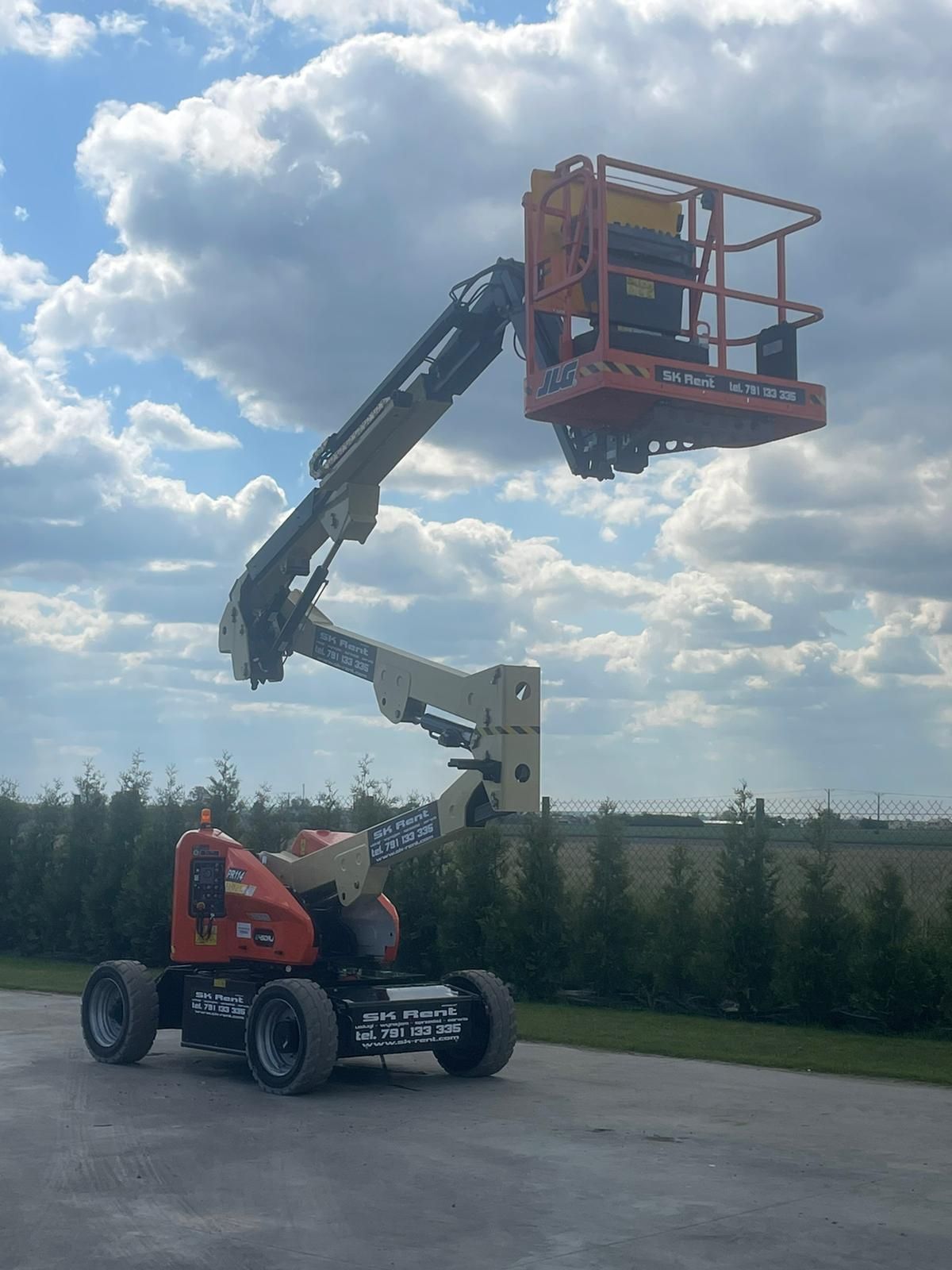 Podnośnik /podest/ ładowarka/ JLG E450aj /wynajem również z operatorem