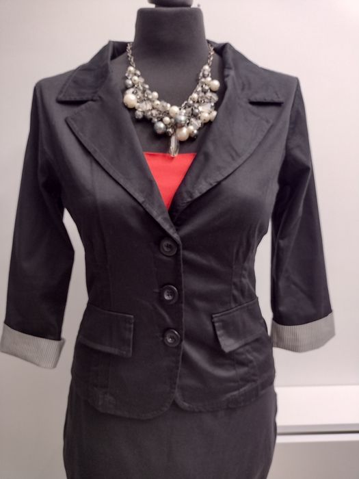 Czarna materiałowa marynarka rękaw 3/4 rozmiar 38