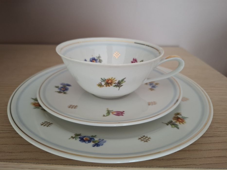 Filiżanka porcelanowa z talerzykami