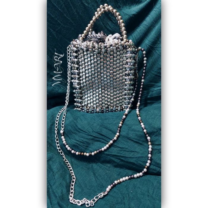 Ręcznie robiona srebrna  torebka z koralików