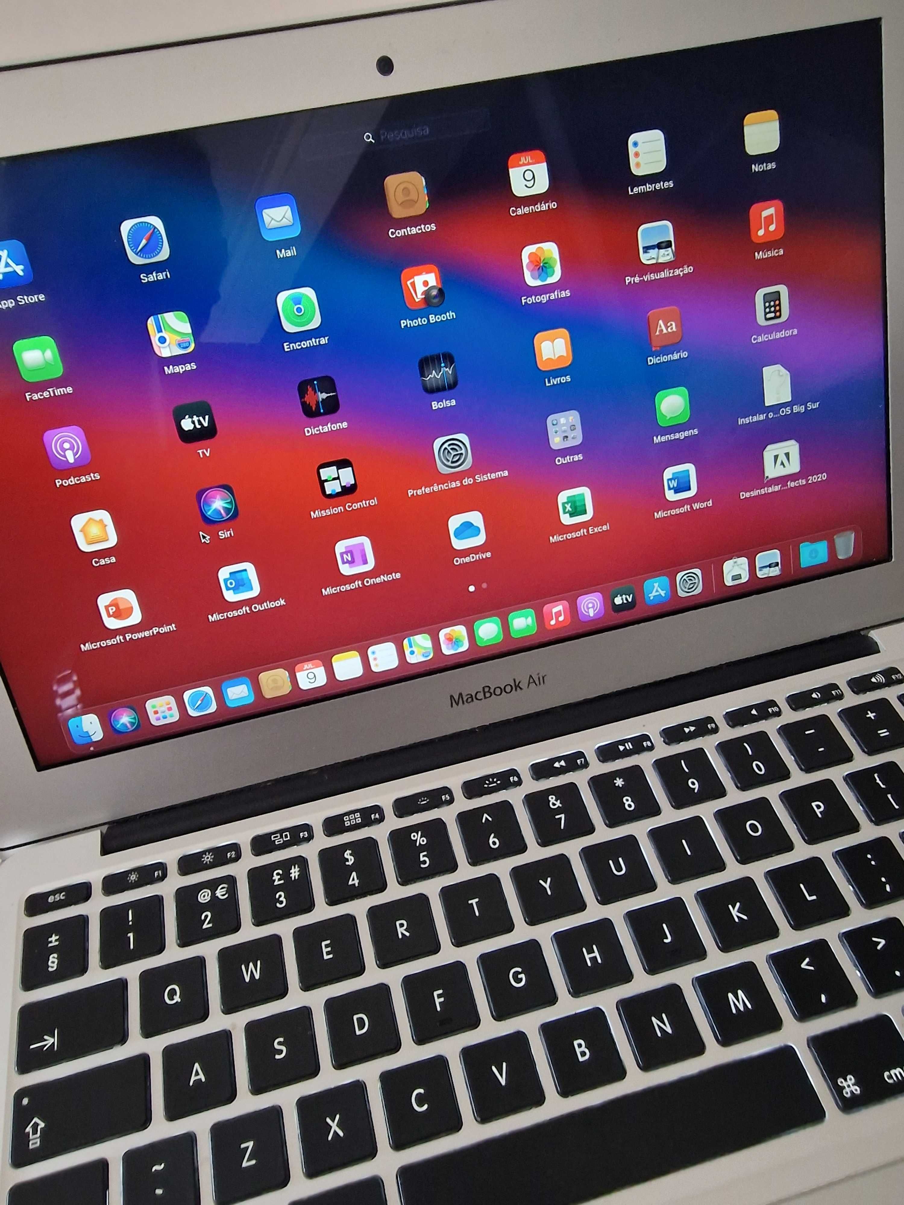 Apple MacBook Air (2014 com vários programas)