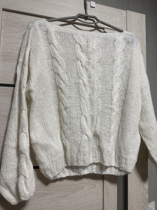 Теплий светр ручної роботи