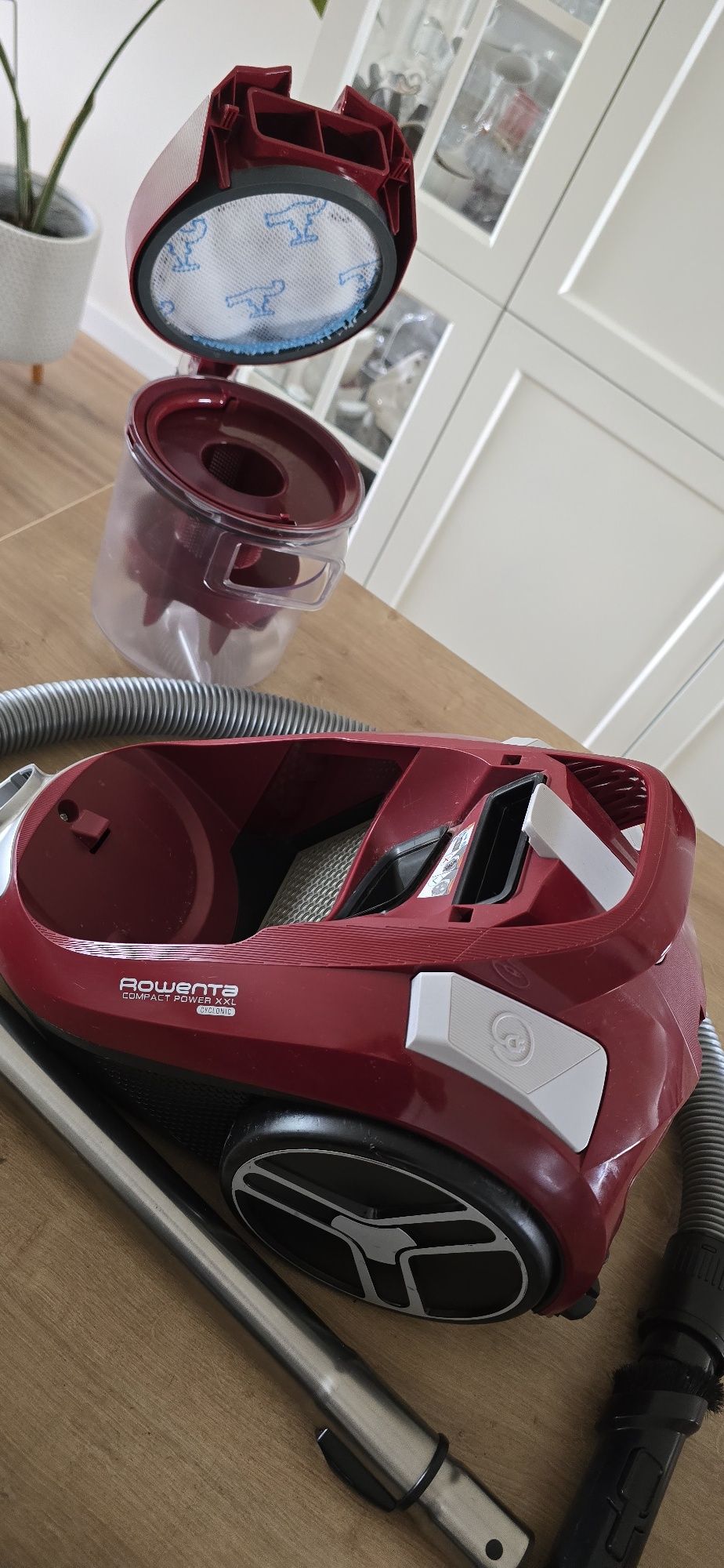 Mocny bezworkowy niemiecki odkurzacz ROWENTA Compact Power XXL 1800W.
