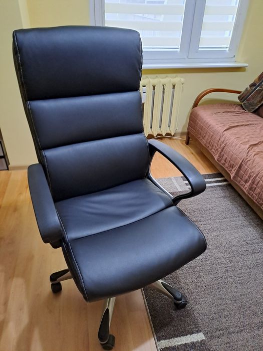 Fotel obrotowy czarny