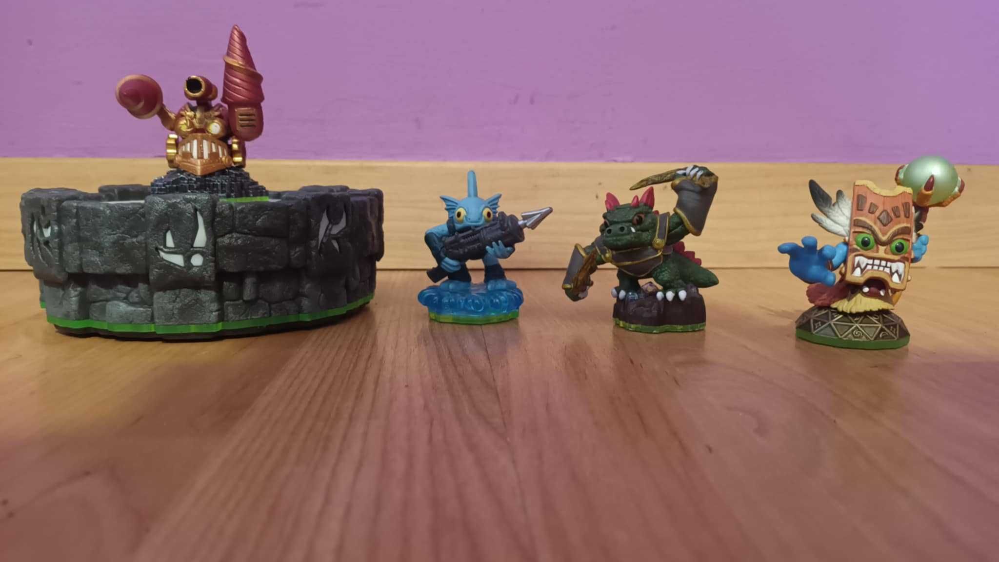 Jogo Skylanders Wii + 4 Bonecos + wireless portal  para nintendo Wii