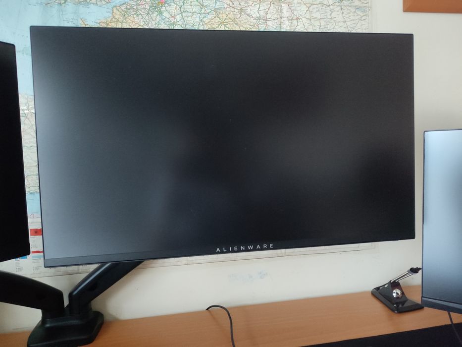 3 monitores Alienware, ASUS e LG