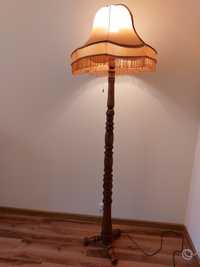 Lampa stojąca z abażurem. Drewniana