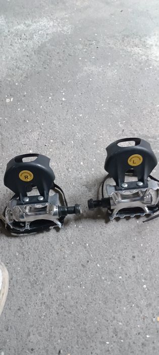 Pedais com ajuste de pé