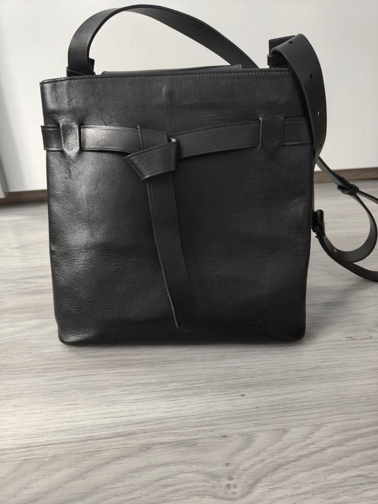 Torba na ramię czarna na pasku skórzana A5 crossbody