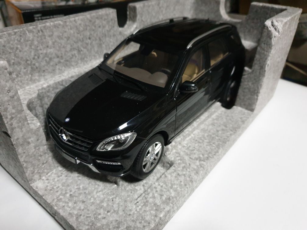 Модель авто MERCEDES ML чёрная масштаб 1:18