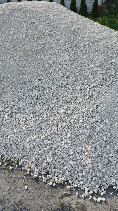 Ziemia czarnoziem piasek żwir kruszywa gruz podniesienie terenu