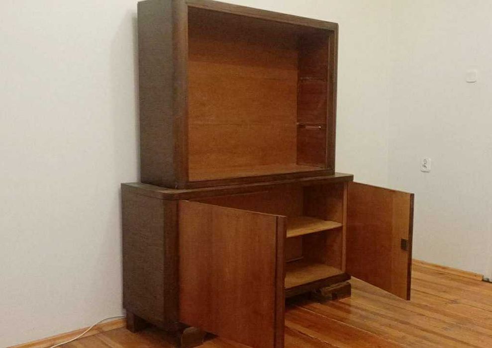 Stary drewniany kredens