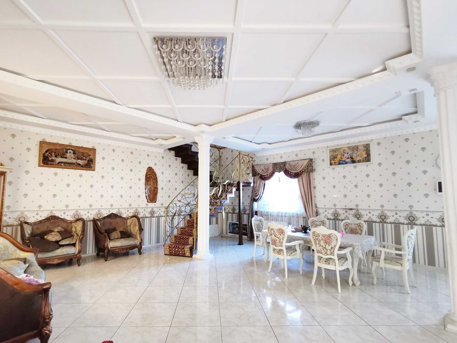 Продам 2-х этажный дом с отличным ремонтом, рассмотрим безнал