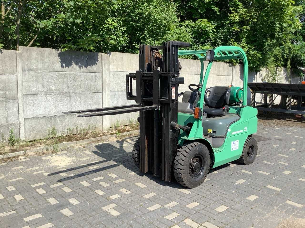 Gazowy wózek widłowy Mitsubishi FG25, triplex, po serwisie.