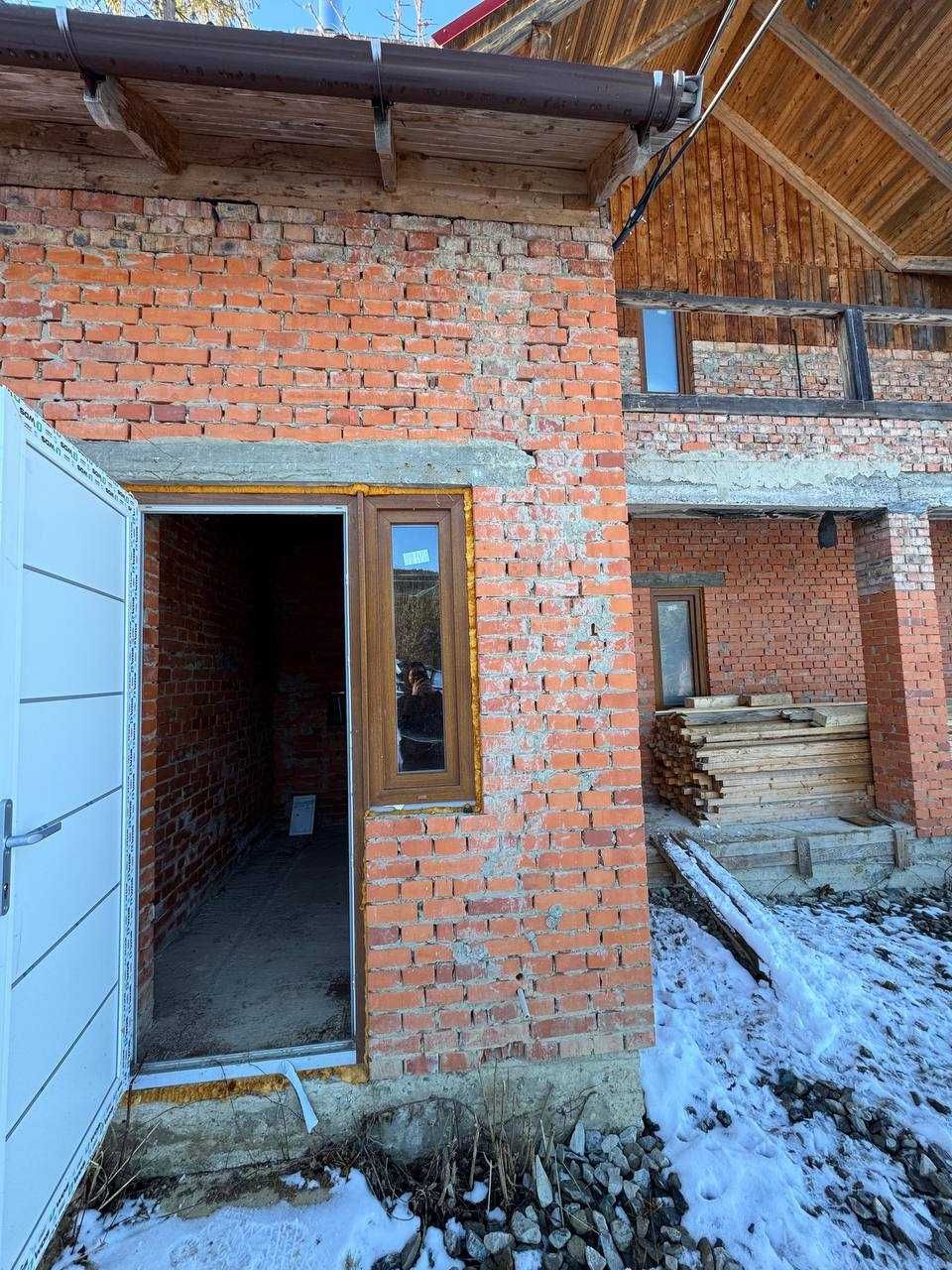 Будинок з внутрішнім наповненням та комунікаціями в  Микуличині